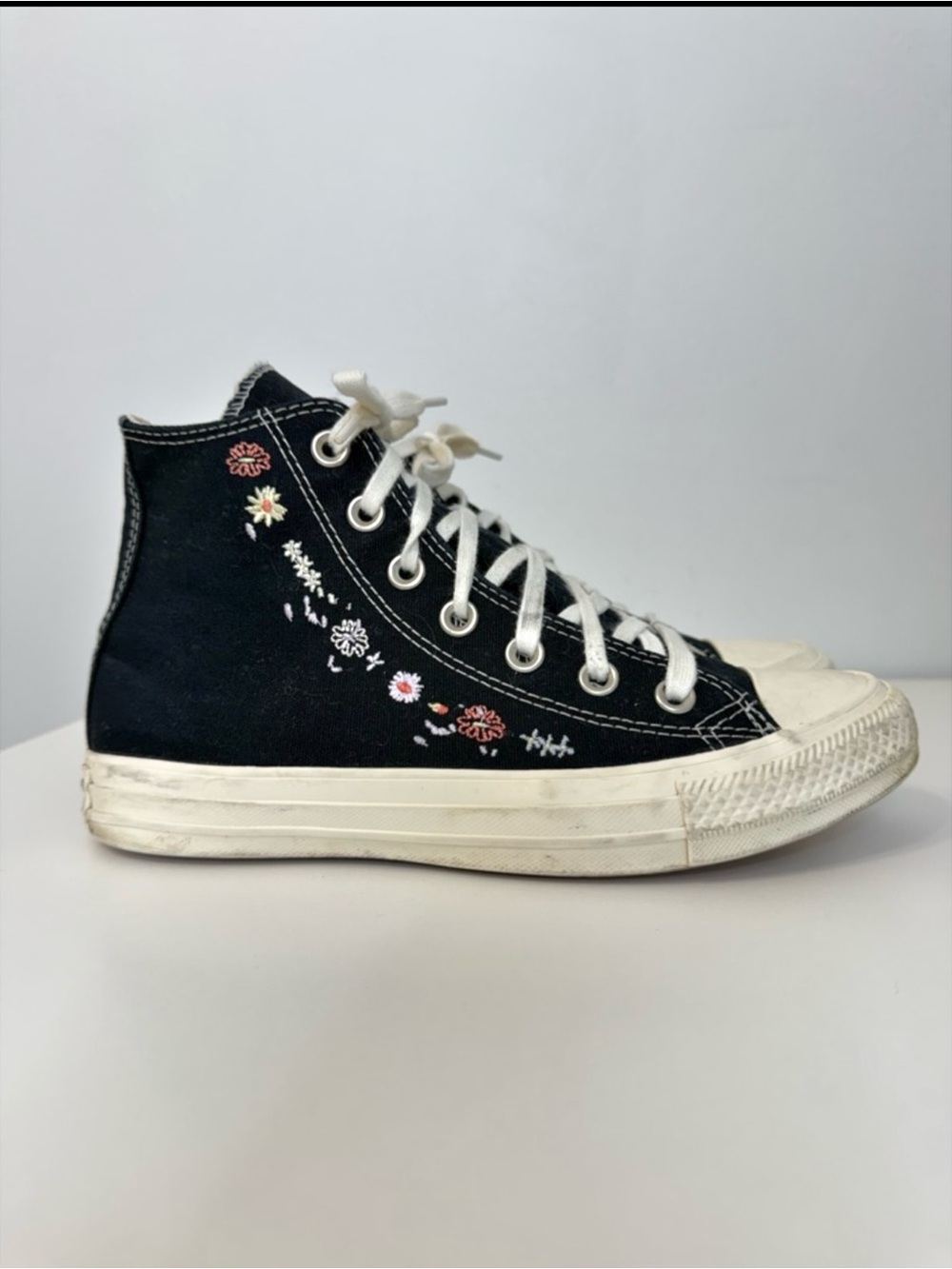 Converse Chuck Taylor High Top Black Floral Embroidered Sneaker Women’s Size 7